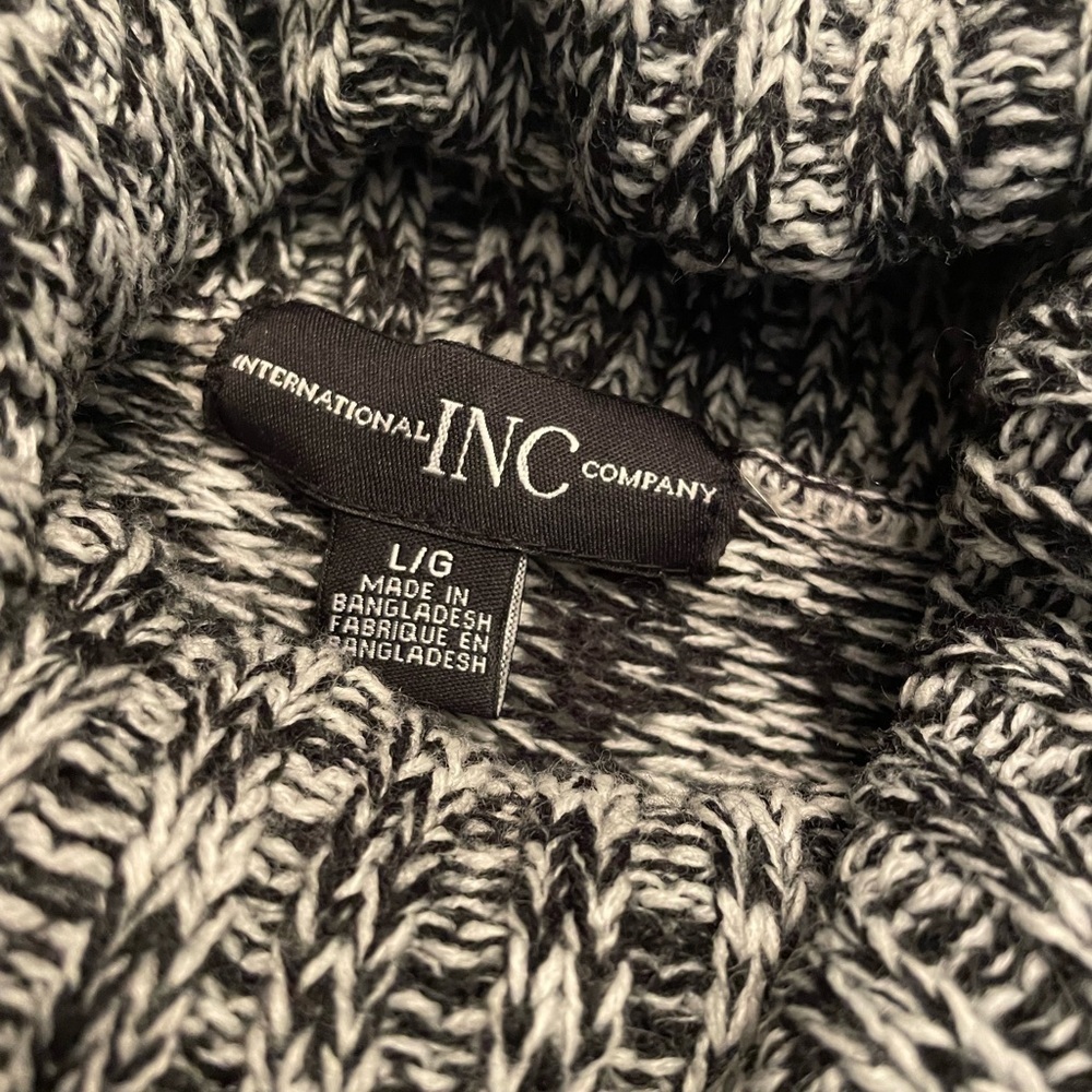Turtle Neck chunky Sweater Marled black cable knit turtleneck Sz L asymmetrical - Picture 3 of 7